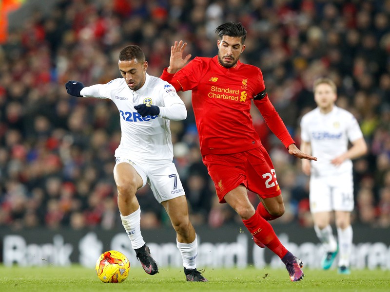 Hráč Liverpoolu Emre Can (vpravo) a Kemar Roofe z Leeds United 