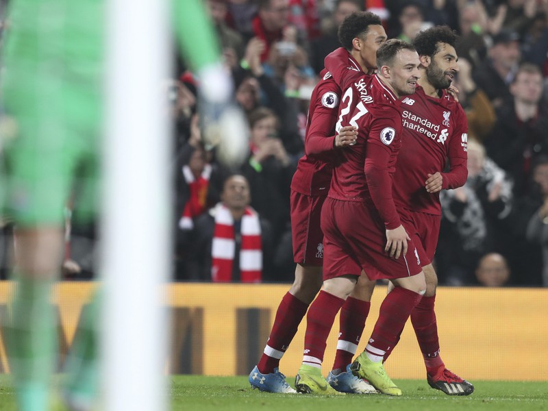Xherdan Shaqiri a Mohamed Salah oslavujú so spoluhráčmi gól Liverpoolu