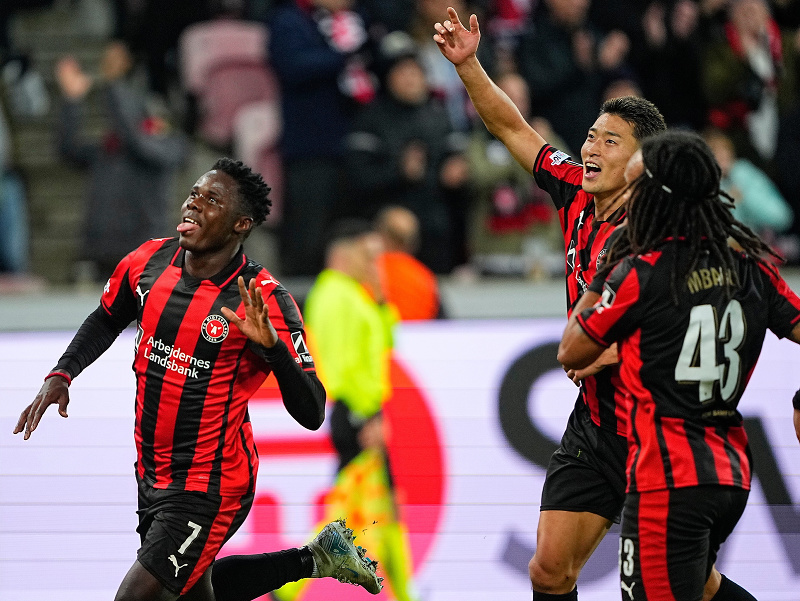 Hráči FC Midtjylland a ich gólová radosť
