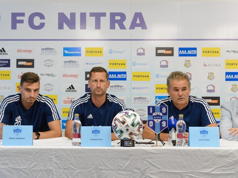 Na snímke zľava kapitán Nitry Oliver Podhorin, tréner Gergely Geri a športový riaditeľ Ivan Galád 