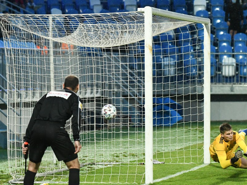 Na snímke druhý gól Nitry, v bránke Tomáš Digaňa (Dubnica)