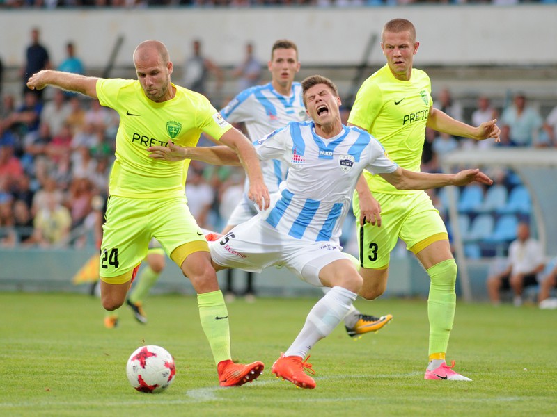 Andrej Ivančík z FC Nitra (v strede) a Martin Králik z MŠK Žilina (vľavo)