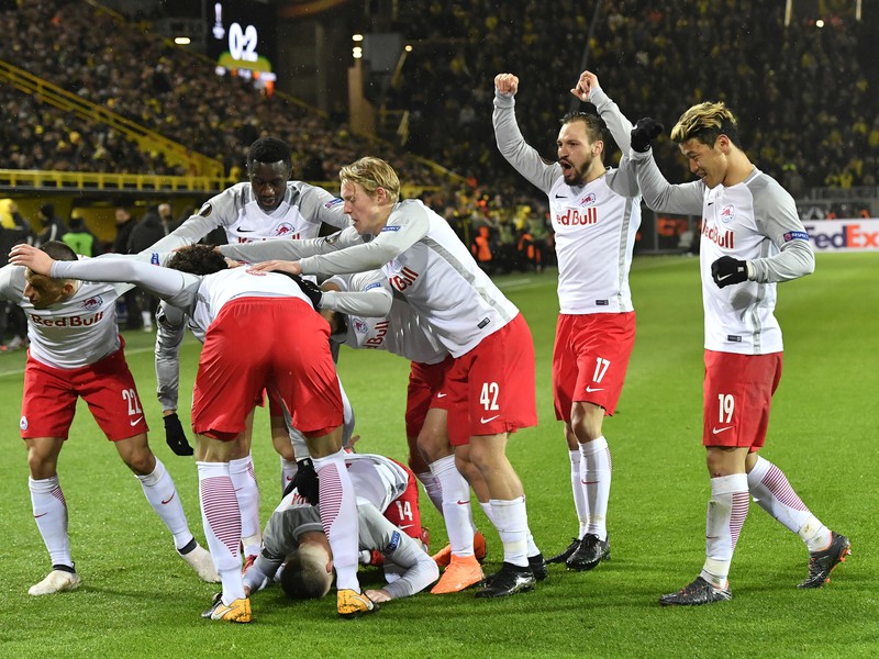 Hráči Salzburgu oslavujú gól