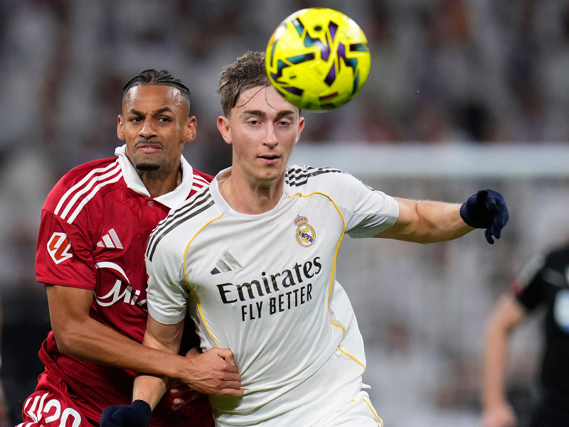 Hráč Realu Madrid Dean Huijsen (vpravo) a hráč tímu FC Sevilla Djibril Sow bojujú o loptu