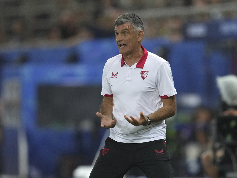 Bývalý tréner FC Sevilla Jose Luis Mendilibar gestikuluje