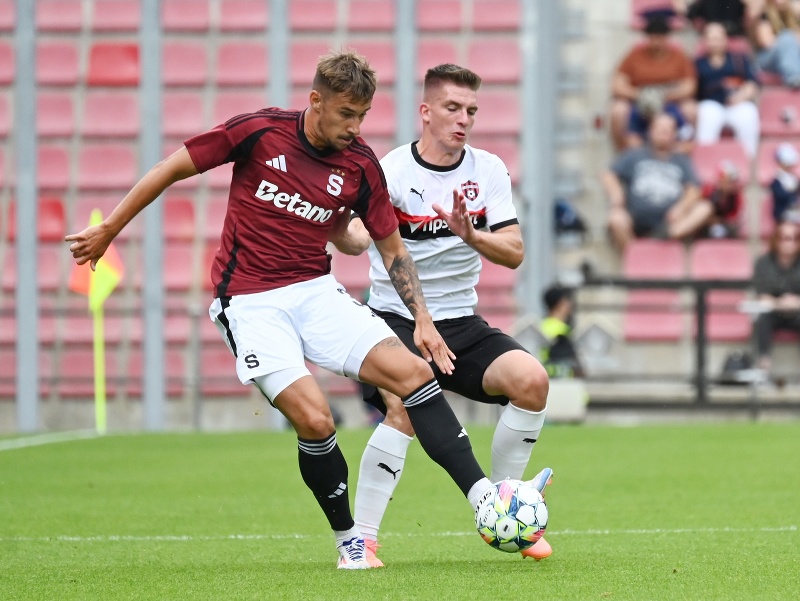 Vpravo hráč Trnavy Libor Holík a hráč Sparty Matěj Ryneš v súboji o loptu