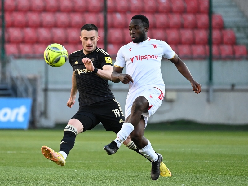 Na snímke vľavo hráč Trnavy Matej Čurma a hráč Trenčína Philip Azango