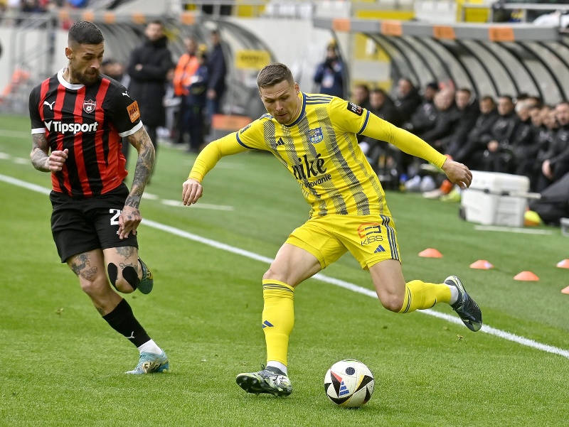 Zľava Erik Daniel (Trnava) a Daniel Magda (Košice) bojujú o loptu