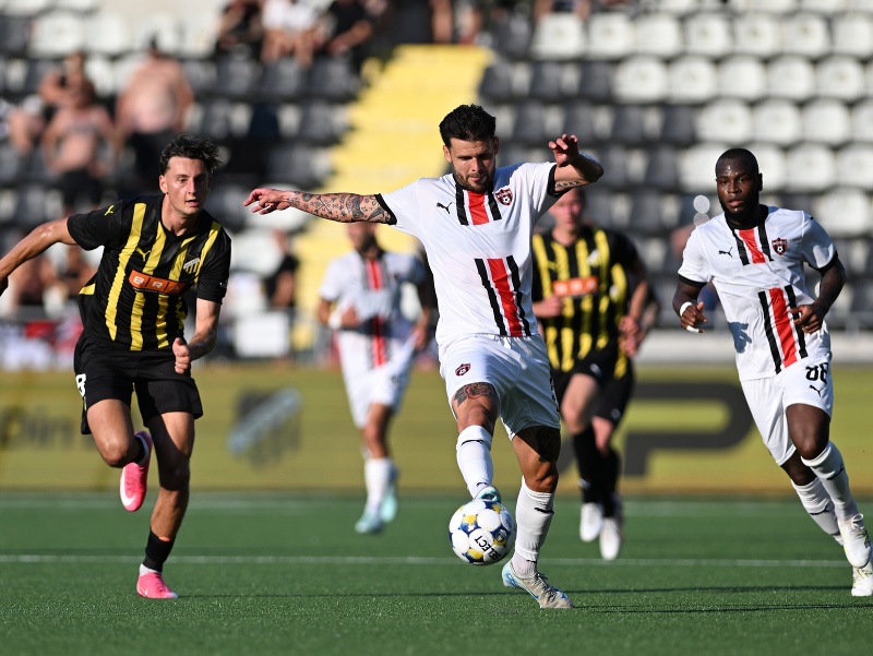 Na snímke zľava Silas Andersen (Häcken), Michal Ďuriš a Cedric Badolo (obaja Trnava) bojujú o loptu