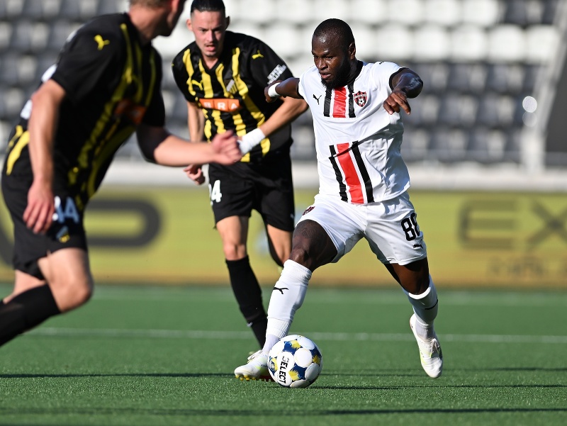 Cedric Badolo (v bielom) počas zápasu Niké ligy