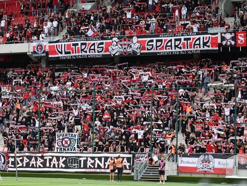Fanúšikovia Trnavy počas odvetného zápasu proti FK Auda
