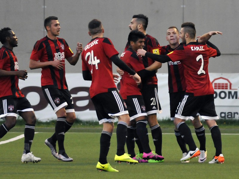 Hráči FC Spartak Trnava sa radujú z gólu