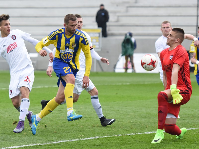 Vľavo hráč Trnavy Matej Oravec, hráč Dunajskej Stredy Pavol Šafranko a brankár Trnavy Adam Jakubech