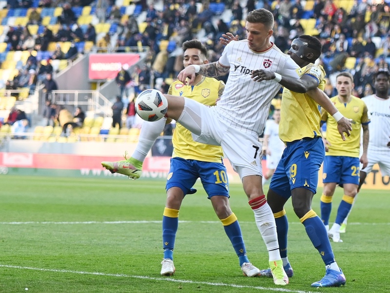 Na snímke zľava hráč Dunajskej Stredy André Andrezinho, hráč Trnavy Milan Ristovski a hráč Dunajskej Stredy Sayney Njie bojujú o loptu