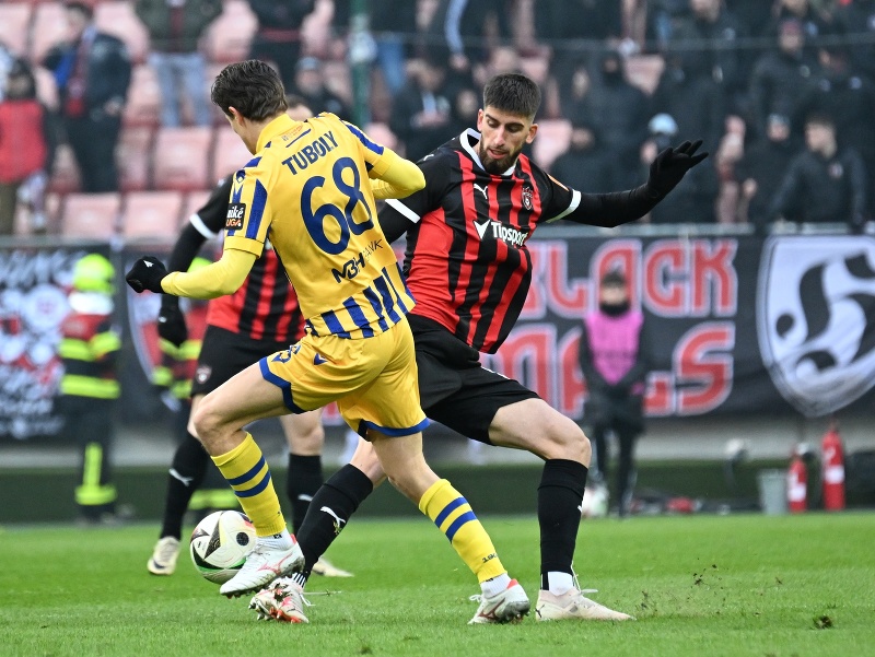 Vpravo hráč Trnavy Adrian Zelkovič a hráč DAC Máté Tuboly