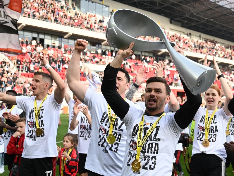 Hráči Spartaka oslavujú s pohárovou trofejou víťazstvo vo finále Slovnaft Cupu 2022/2023