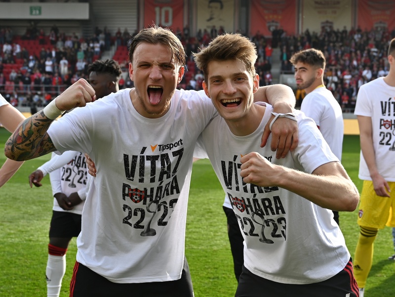 Hráči Spartaka, zľava Milan Ristovski a Sebastián Kóša oslavujú víťazstvo vo finále Slovnaft Cupu 2022/2023