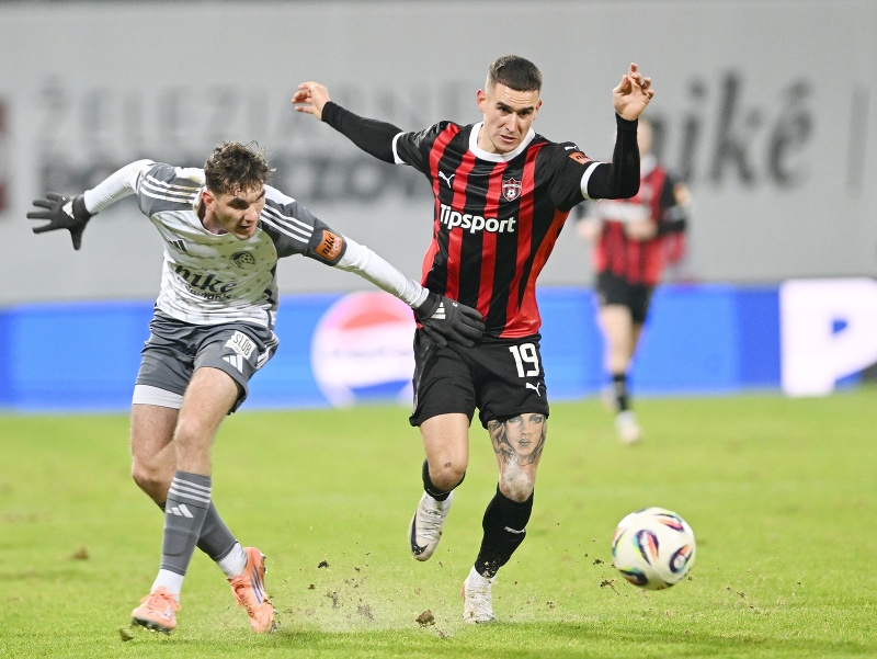Vľavo hráč Podbrezovej Filip Mielke a hráč Trnavy Timotej Kudlička počas zápasu