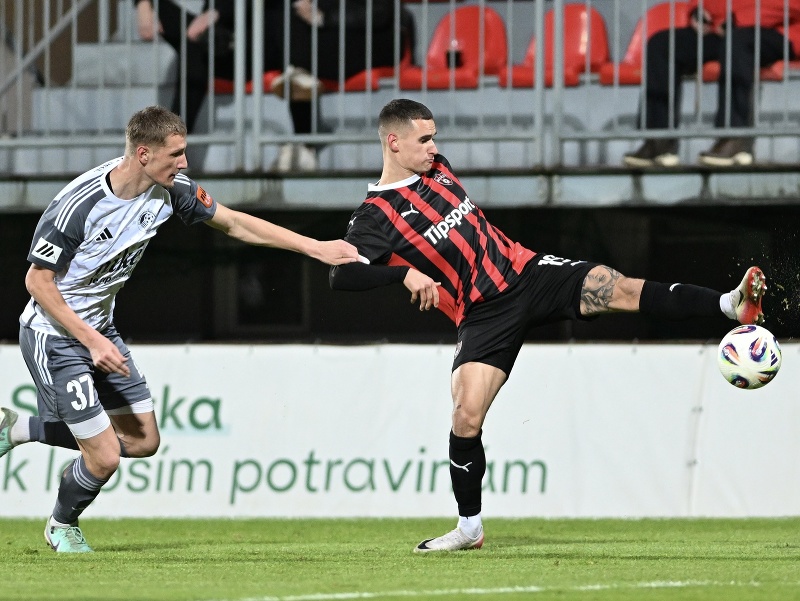 Vľavo hráč Podbrezovej Jakub Luka a hráč Trnavy Timotej Kudlička v súboji o loptu