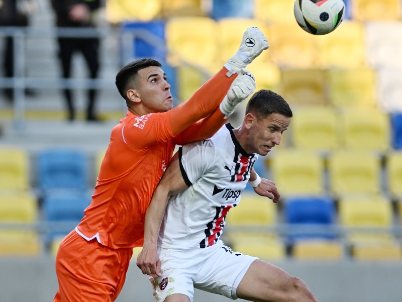 Vľavo brankár DAC Leandro Filipe v súboji o loptu