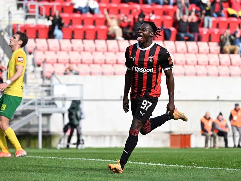 Na snímke Kelvin Ofori sa teší z gólu