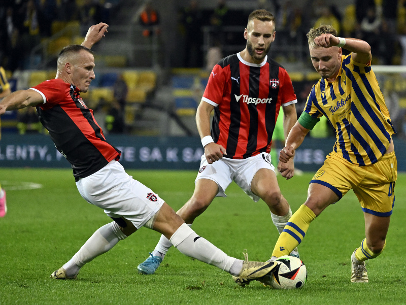 Matej Trusa z FC DAC 1904 Dunajská Streda (vpravo) bojuje o loptu s Lukášom Štetinom