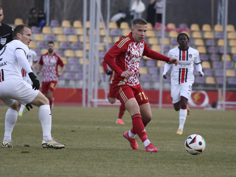 Na snímke zľava Lukáš Štetina (Trnava) a Martin Rymarenko (Banská Bystrica) bojujú o loptu
