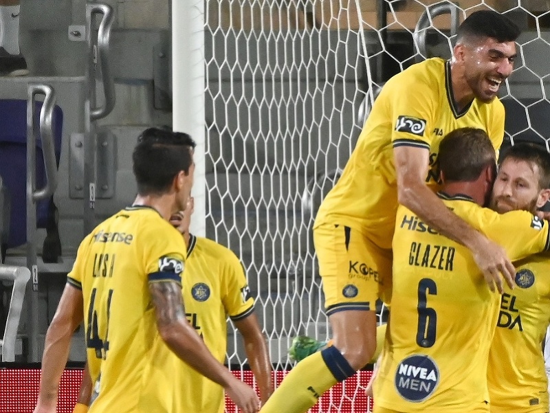 Na snímke gólová radosť hráčov Maccabi Tel Aviv