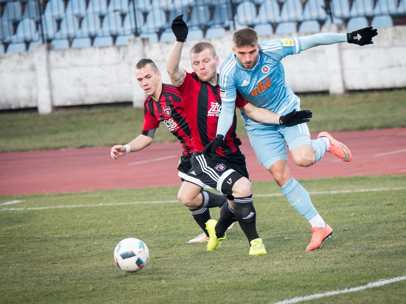 Sprava: Filip Oršula z ŠK Slovan, Peter Čögley a Martin Mikovič z FC Spartak Trnava 