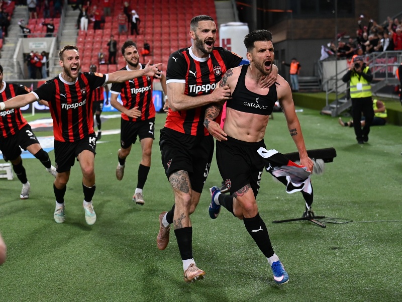 Michal Ďuriš a jeho gólové oslavy so spoluhráčmi