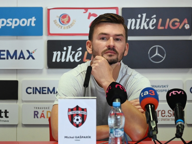 Tréner Spartaka Trnava Michal Gašparík počas tlačovej konferencie