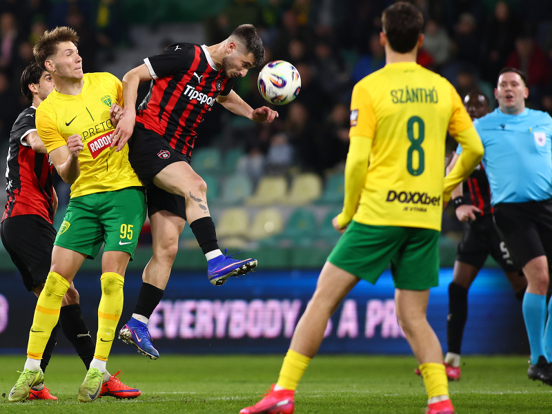 V pozadí zľava Marko Roginič (Žilina) a Giorgi Moistsrapishvili (Trnava) bojujú o loptu