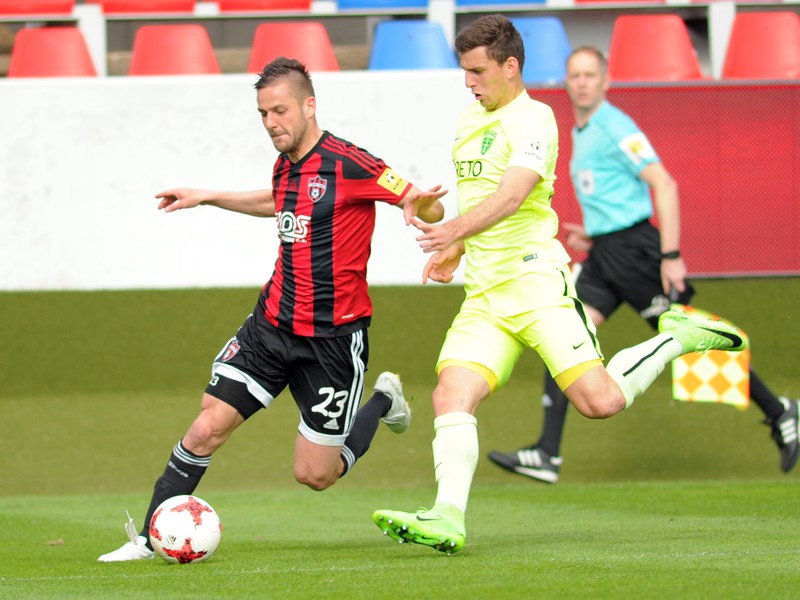 Anton Sloboda z FC Spartak Trnava (vľavo) a Jakub Holúbek z MŠK Žilina (vpravo) v súboji o loptu