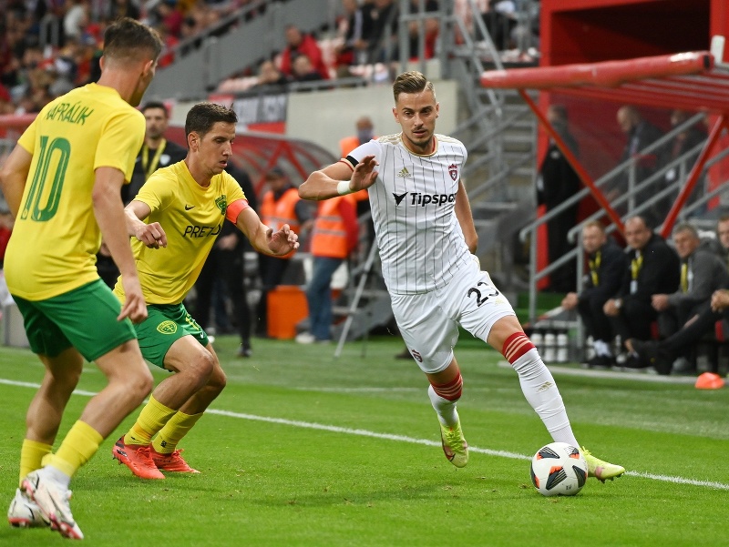 Na snímke zľava hráči Žiliny Adrián Kaprálik, Jakub Paur a hráč Trnavy Filip Twardzik