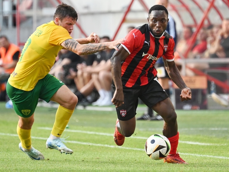 Vpravo hráč Trnavy Philip Azango a hráč Žiliny Samuel Kopásek 