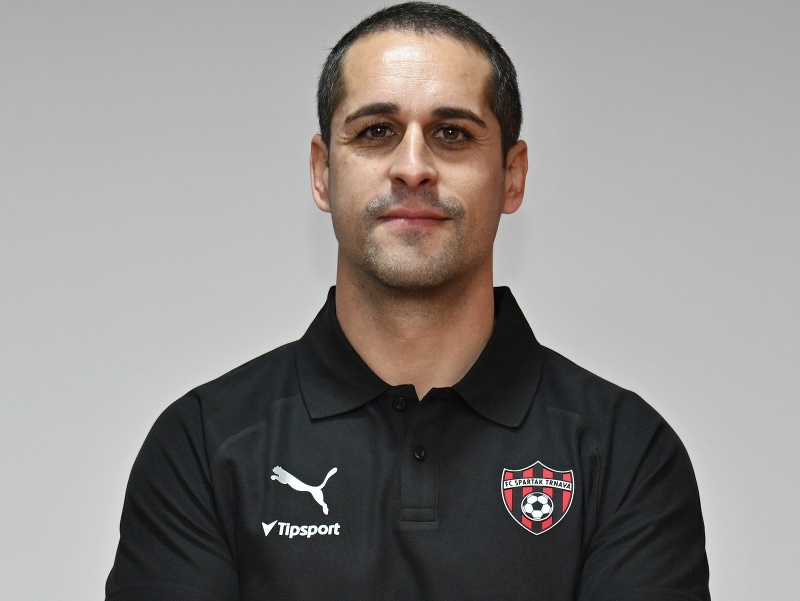 Na snímke nový tréner FC Spartak Trnava Antonio Muňoz zo Španielska pózuje počas tlačového brífingu pred začiatkom zimnej prípravy na jarnú časť Niké ligy 