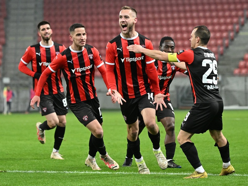 Na snímke radosť hráčov Trnavy po strelení gólu