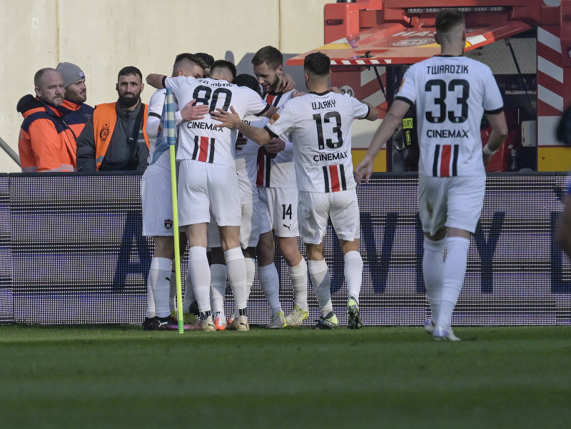 Radosť hráčov FC Spartak Trnava  po strelenom góle 0:1 počas futbalového zápasu záverečného 22. kola základnej časti Niké ligy 