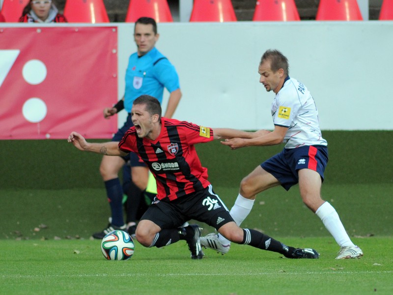 Patrik Pavlenda a Lukáš Greššák v súboji o loptu