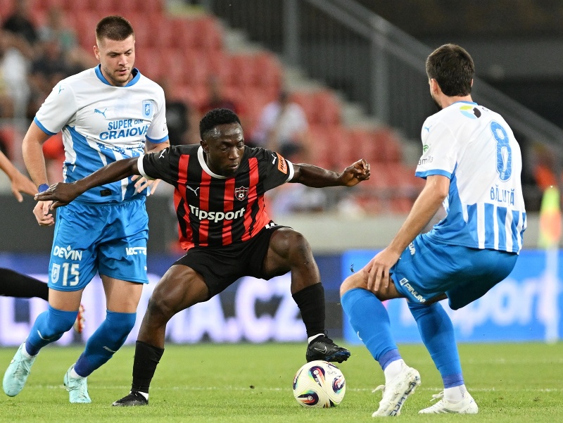 Na snímke zľava hráč Juraj Badelj z Universitatea Craiova, futbalista Trnavy Philip Azango a Tudor Baluta z Universitatea Craiova