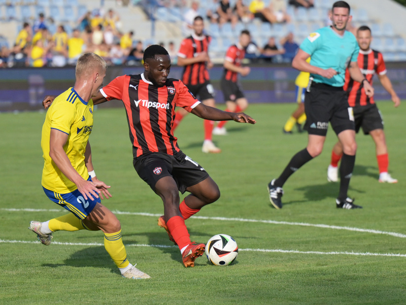 Zľava Lukáš Šimko (Michalovce) a Philip Elayo Azango (Trnava) v súboji o loptu