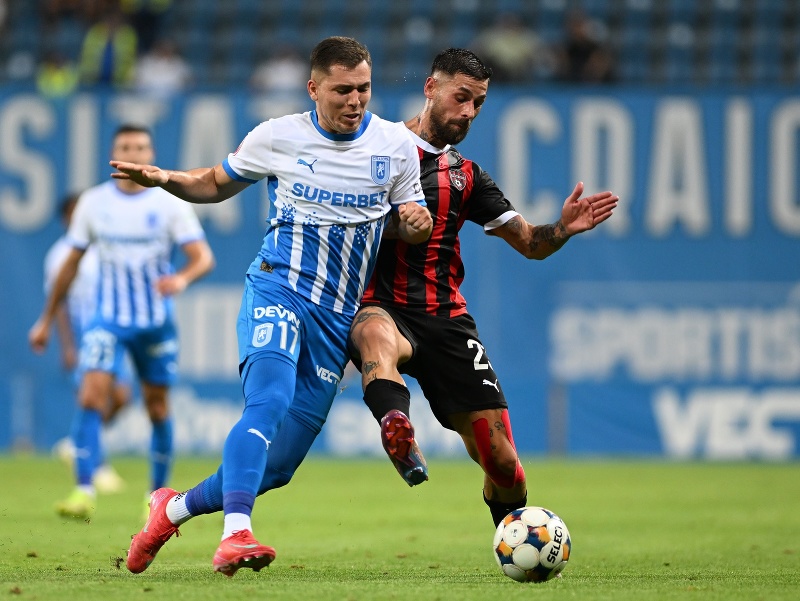 Vpravo hráč Trnavy Erik Daniel a hráč Craiovi Carlos Mora bojujú o loptu