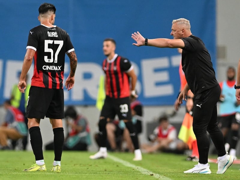 Vpravo tréner Trnavy Michal Ščasný a hráč Michal Ďuriš počas zápasu