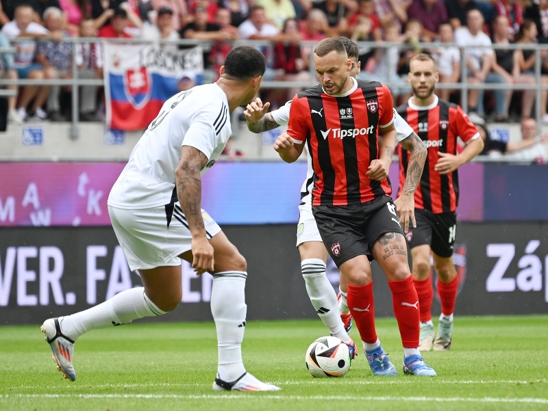 Vpravo hráč Trnavy Milan Corryn a hráč Aston Villy Diego Carlos v priateľskom futbalovom zápase 