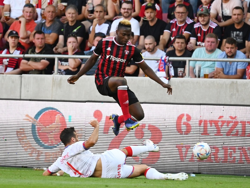 Hore hráč Spartaka Bamidele Yusuf a hráč Rakówa Stratos Svarnas  bojujú o loptu