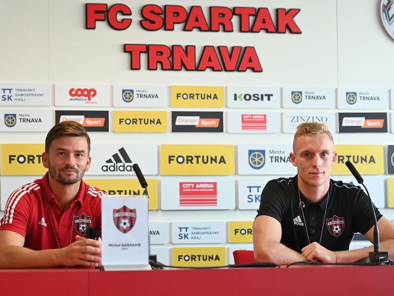 Tréner Trnavy Michal Gašparík a hráč Roman Procházka počas tlačovej konferencie FC Spartak Trnava