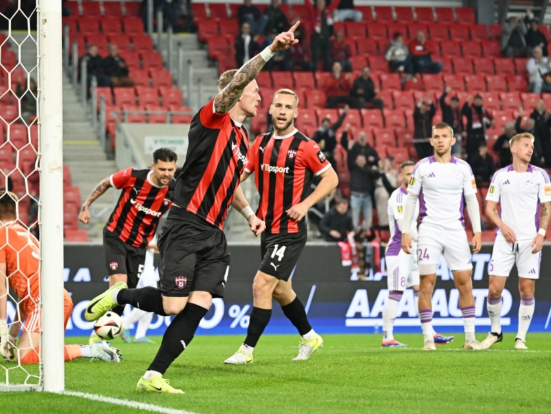 Na snímke kapitán Trnavy Roman Procházka sa teší z gólu