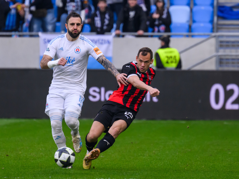 Zľava Tigran Barseghjan (Slovan) a Martin Mikovič (Spartak) v súboji o loptu