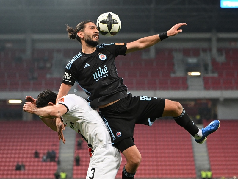 Vpravo hráč Slovana Kyriakos Savvidis a hráč Spartaka Roko Jureškin v súboji o loptu