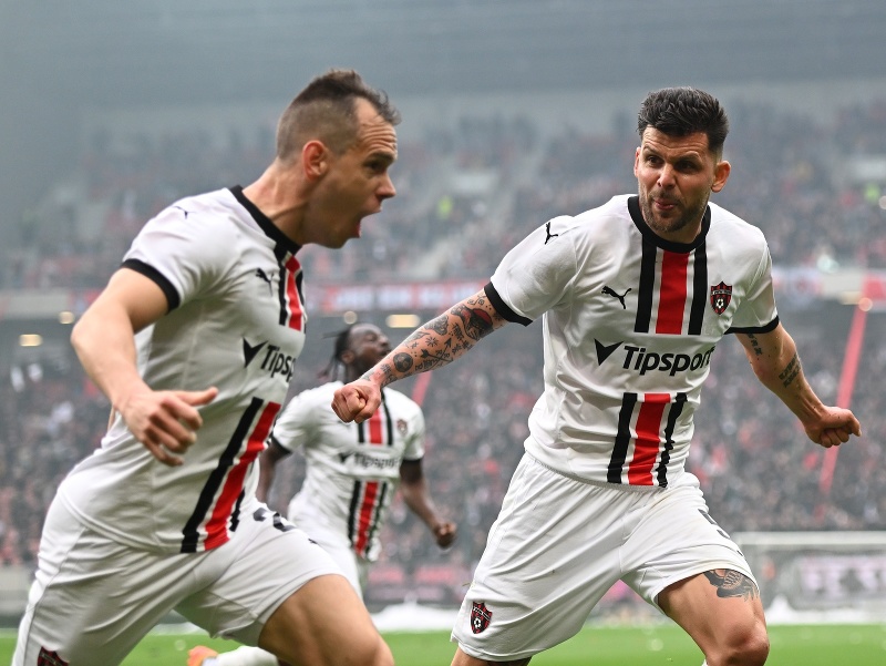 Sprava hráč Spartaka Michal Ďuriš a kapitán Martin Mikovič sa tešia z gólu